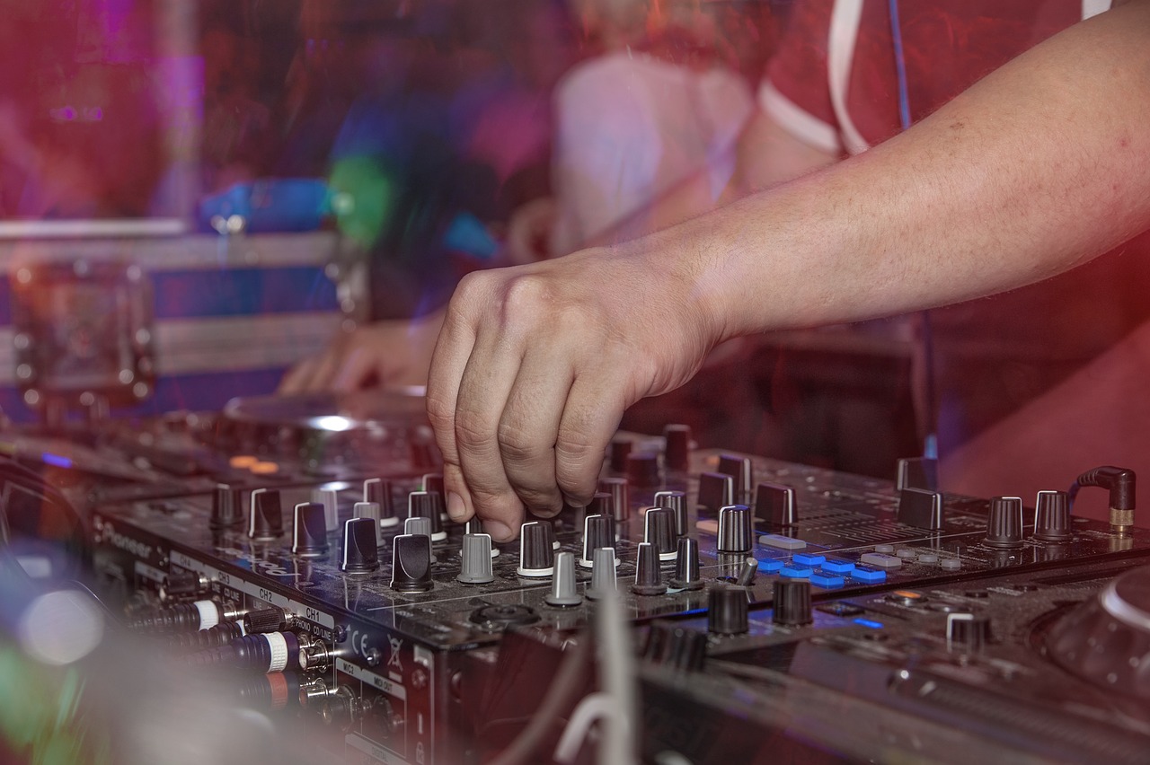 adjusting, berlin, club-1836839.jpg