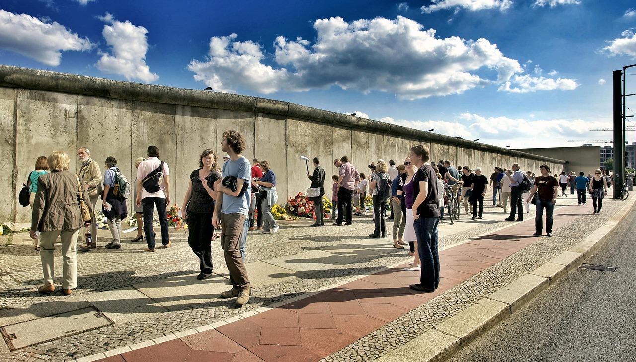 bernauer straße, construction of the wall, 13 august 1961-113173.jpg